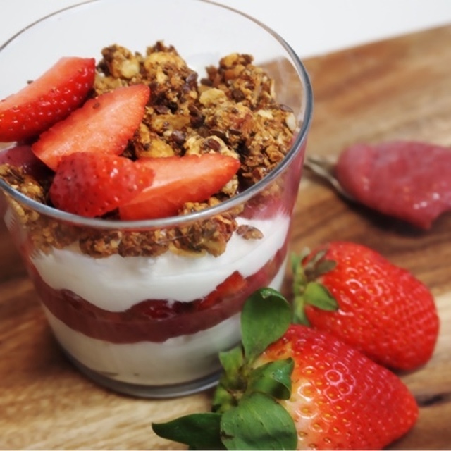 Mellanmål med yoghurt och hälsosam jordgubbssylt