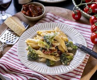 Pasta med broccoli, soltorkade tomater och parmesan