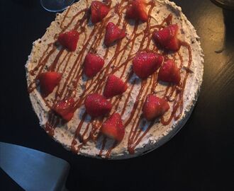 Oreo Cheesecake med jordgubbar och kolasås