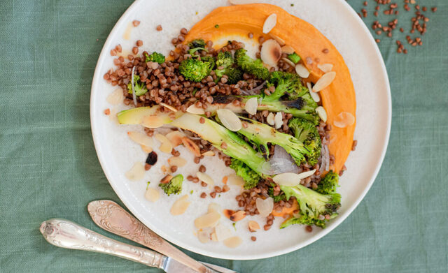 Varm sallad på rostat bovete, syrlig broccoli och sötpotatispuré – Food Pharmacy