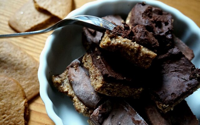 Raw pepparkaksrutor med chokladfrosting