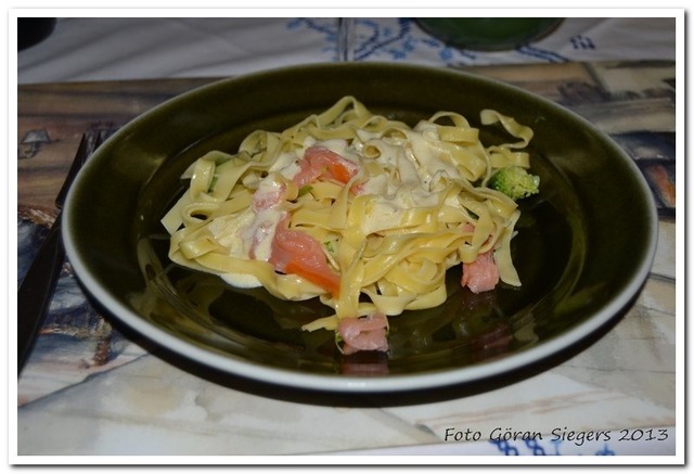 Pasta med räkor, lax och läcker sås