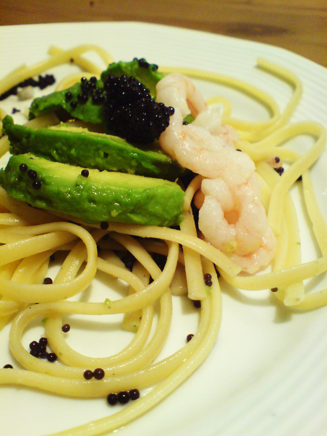 Snabb pasta med avokado, räkor och kaviar