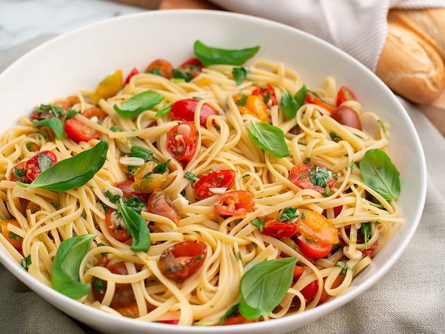 Pasta med rå tomatsås