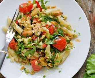 Havrepenne med tomat, rökta musslor och rostade pinjenötter