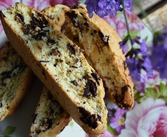 Biscotti med nötter, mörk choklad och andra roliga smaksättningar