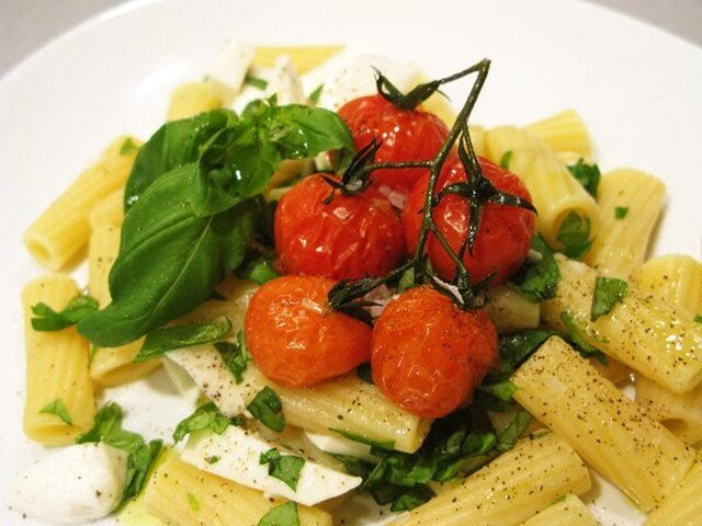 Tortiglioni med mozzarella, färsk basilika och ugnsgrillade tomater