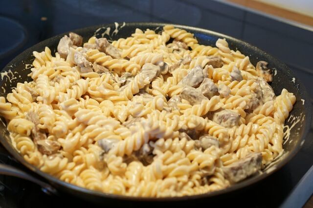 God krämig pasta med ryggbiff och champinjoner
