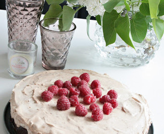 MJÖLKCHOKLADTÅRTA MED VARMA HALLON