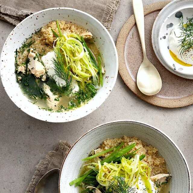 Kycklingsoppa med quinoa, citron och yoghurt