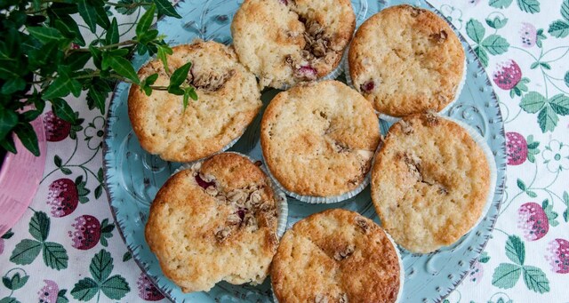 Rabarbermuffins med crumble och vit choklad