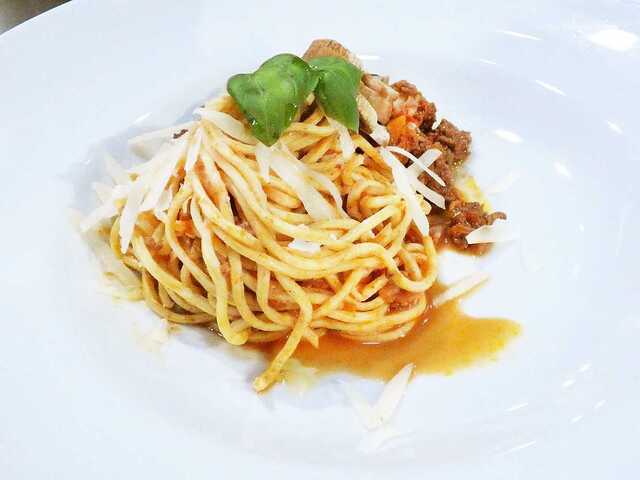 Spaghetti och köttfärssås med bakade champinjoner