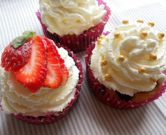 Buttermilk cupcakes med färska bär