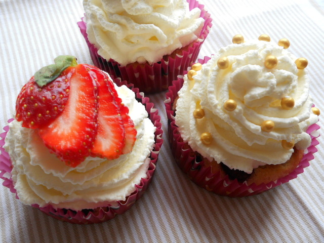 Buttermilk cupcakes med färska bär
