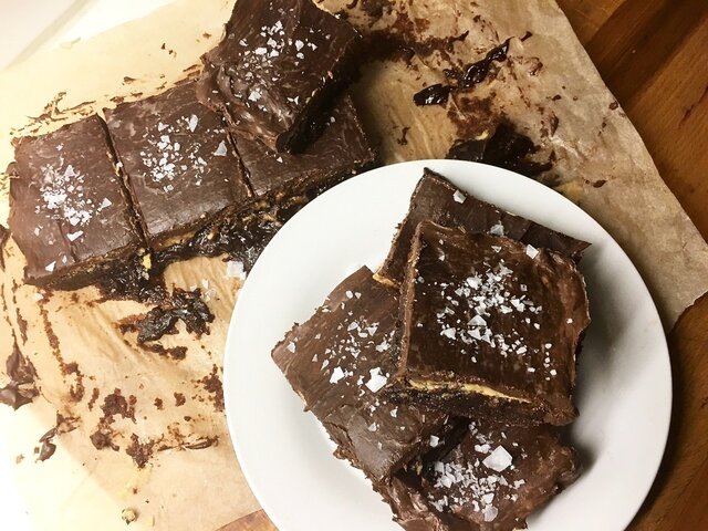 Nattas Snickers BrownieJordnötssmörfudge, chokladganache & seg brownie