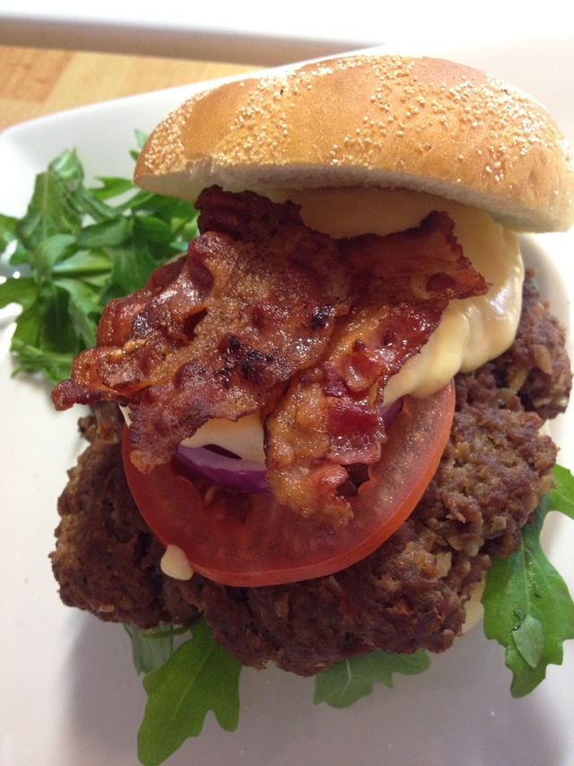 Lyxig tacohamburgare med öl och cheddardip