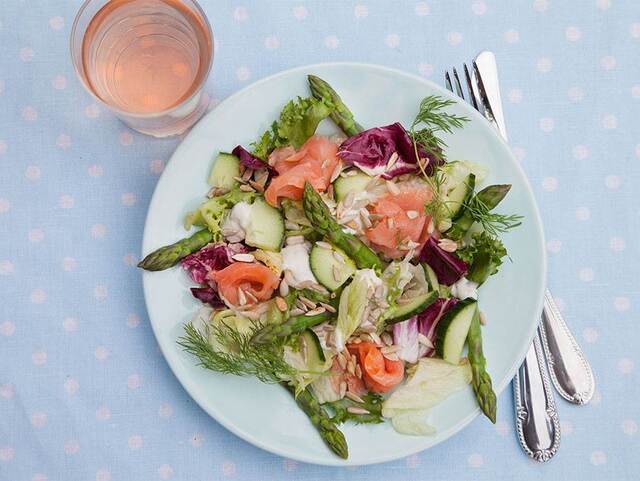 Sallad med kallrökt lax och sparris