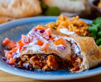 Chimichangas med stekta bönor och kyckling