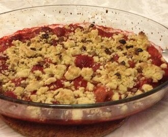 Smulpaj med jordgubbar, granatäpple och superba såsen till 6p