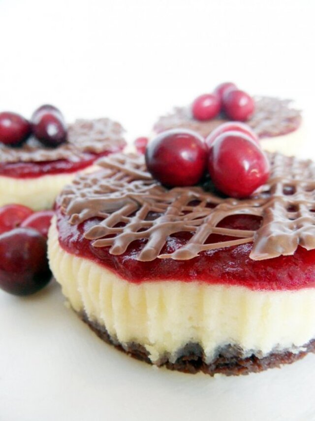 Vit choklad-cheesecakes med tranbärstopping