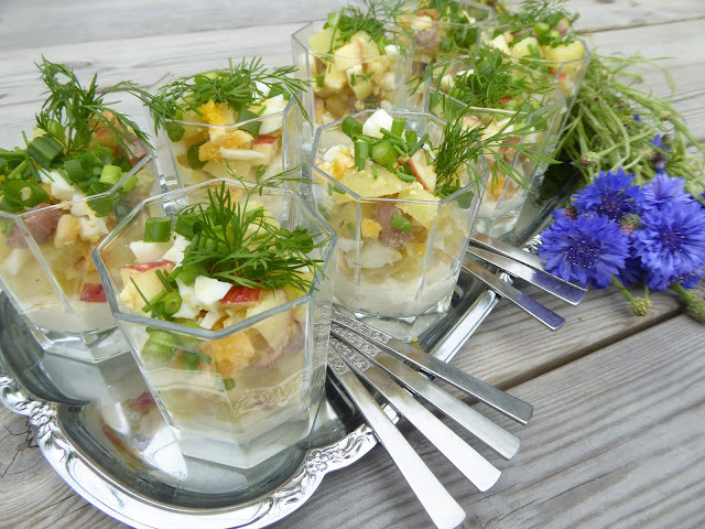 Matjessill i glas med pepparrotsgrädde och äpple