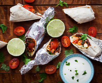 Kycklingburritos med svarta bönor och chili.