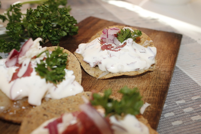 Getostgratinerat tunnbröd med rökt renköttsröra