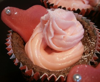 Chokladcupcakes med rosa frosting & marsipanhjärtan