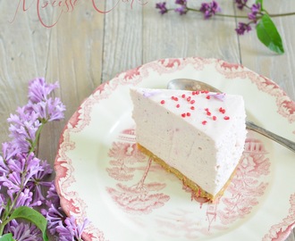 Strawberry Cheesecake Mousse Cake (Jordgubbscheesecake-moussetåta)