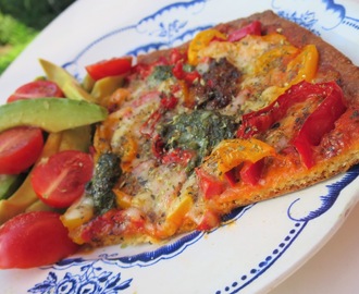 Pizza med paprika, mozzarella och pesto