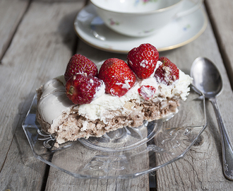 Chokladpavlova med jordgubbar