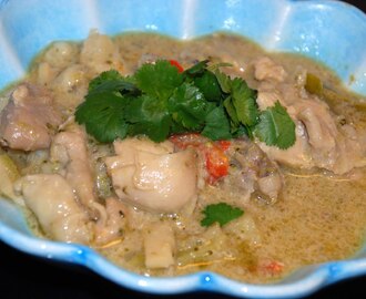 Thaigryta med kyckling och blomkål