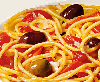 Spaghettini med färsk tomat och Taggiascheoliver