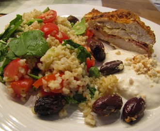 Kyckling cordon bleu med fetaostkräm och bulgursallad