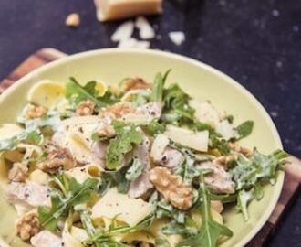 Kycklingpasta med rucola och valnötter