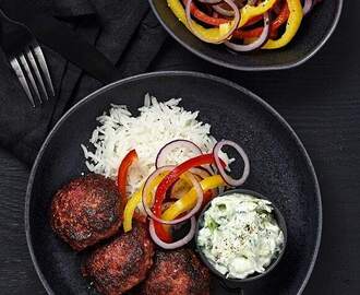 Köttfärsbiffar med rödbetor och tzatziki