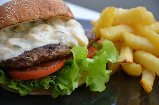 Grillade kycklingburgare med mangodressing