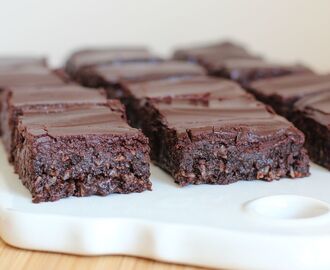 Nyttigare kokosbrownie med chokladfrosting