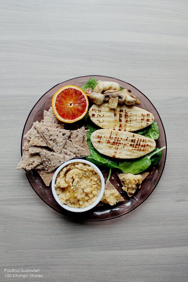 Veg. Plate with Quorn, Hummus and Seed Snacks