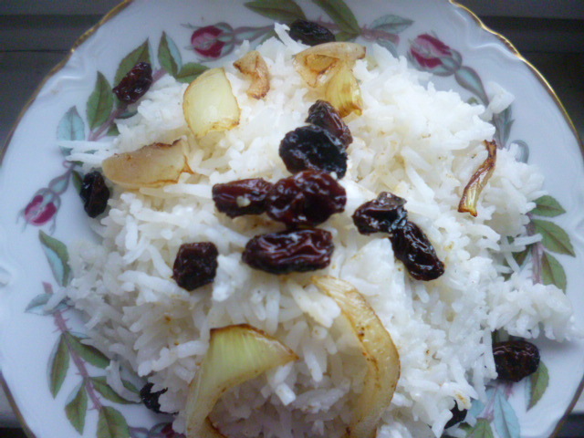 Kokosris med lök och stekta russin – Ris kokat i kokosmjölk