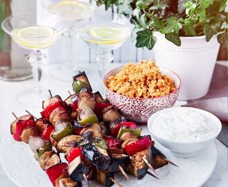 Grillade veggiespett med tzay, tzatziki och kryddig couscous