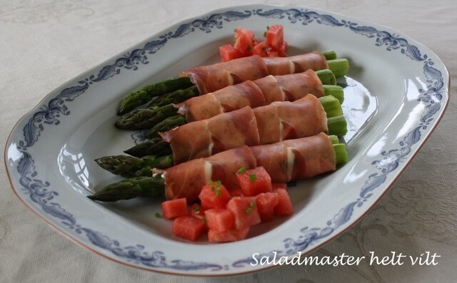 Spekeskinke fylt med asparges, gressløk og paprika ost