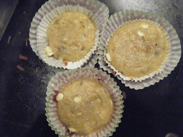 Muffins med banan, morot och vita chokladlinser