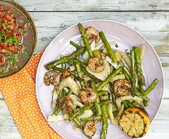 Grillad räksallad med sparris, fänkål och pebre