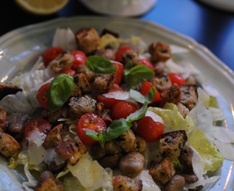 Sallad med bondbönor och surdegskrutonger