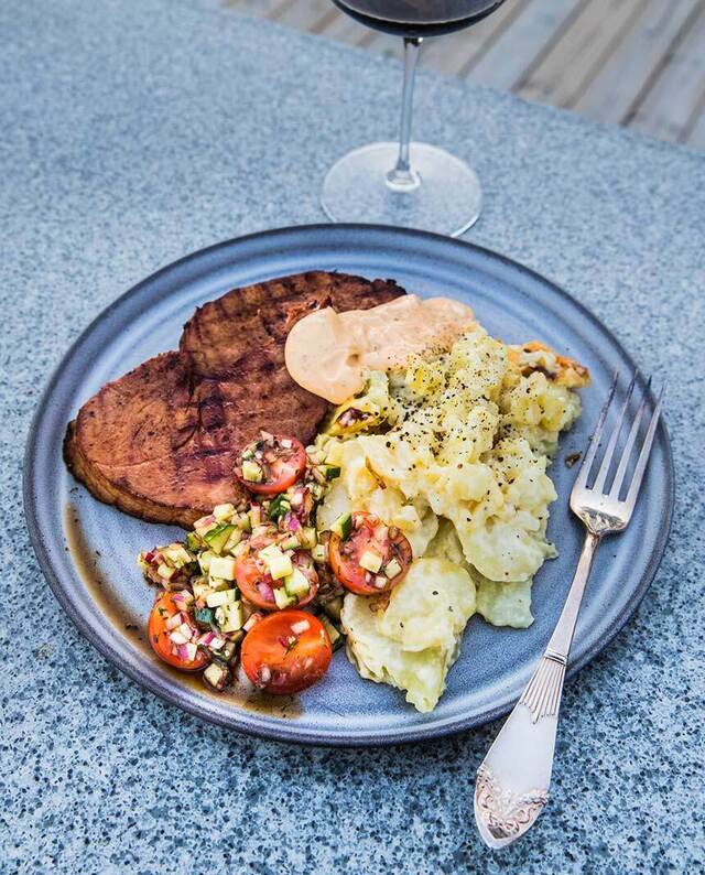 Panngrillad skink-kotlett med potatisgratäng, bearnaisesås och tomatsallad