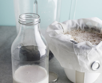 Homemade almond milk | Raw almond milk