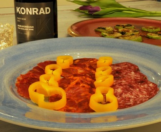 Pinot Noir med Ibericosalami och tomathack som i Spanien, rostad paprikaröra och squashpengar