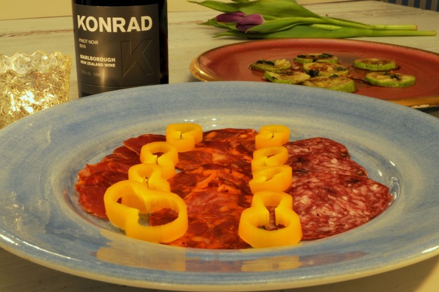 Pinot Noir med Ibericosalami och tomathack som i Spanien, rostad paprikaröra och squashpengar