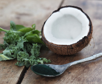 Grön super-bowl med spirulina och kokos